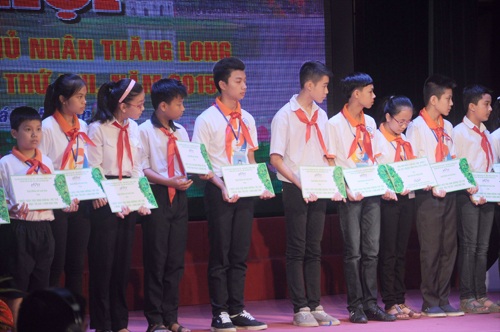 Tôn vinh 125 thiếu nhi tiêu biểu của Thủ đô Hà Nội - 2 Các em học sinh có hoàn cảnh khó khăn nhận học bổng.